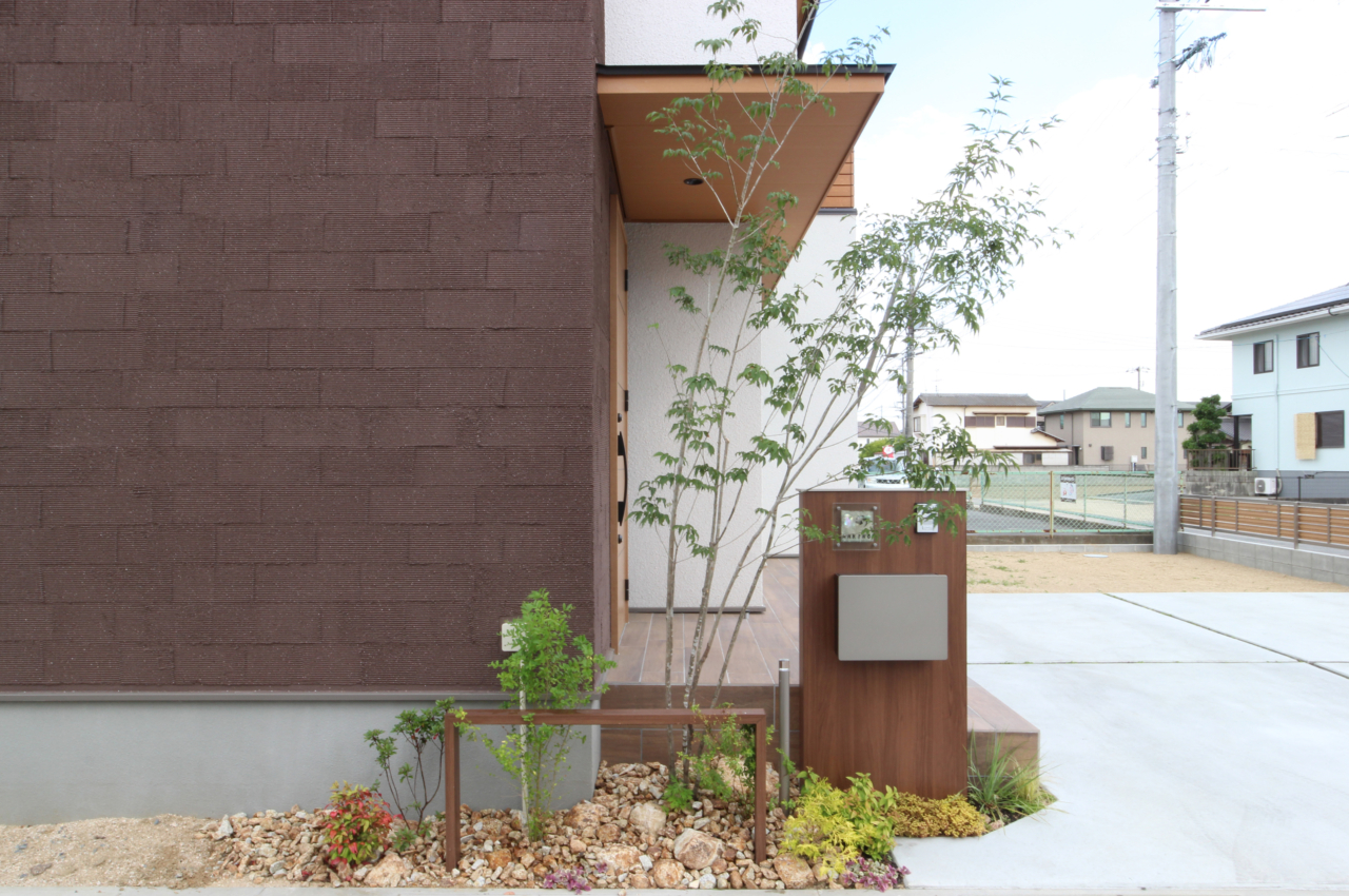 倉敷市｜ブラウン外壁と植栽のコントラスト