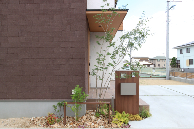 倉敷市｜ブラウン外壁と植栽のコントラスト