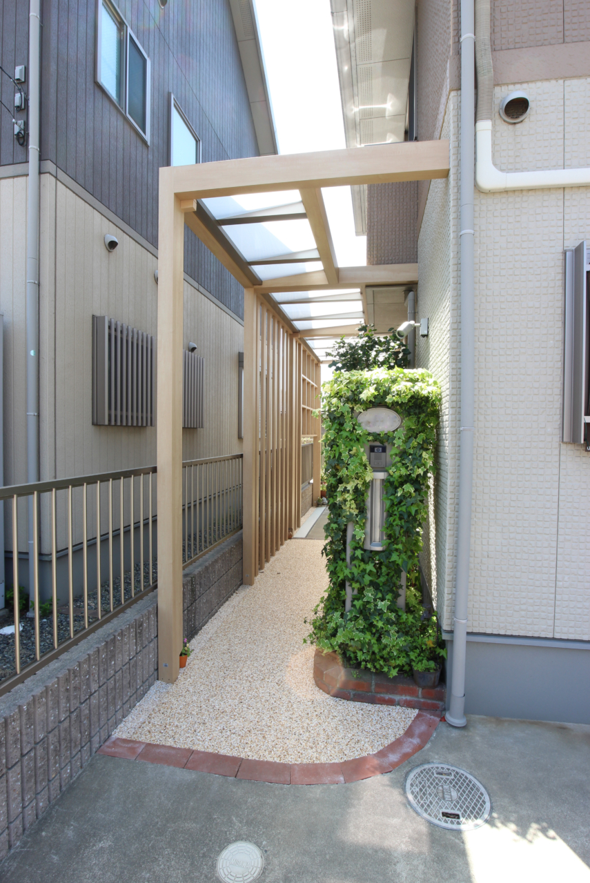 倉敷市｜雨に濡れないルーフアプローチ