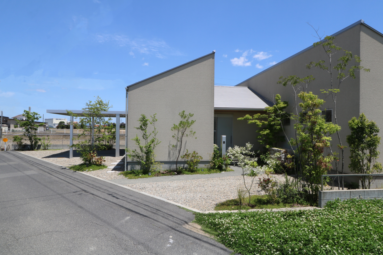 岡山市｜砂利敷きと緑あるシンプルデザイン