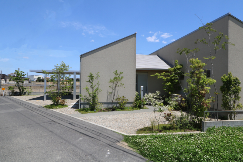 岡山市｜砂利敷きと緑あるシンプルデザイン