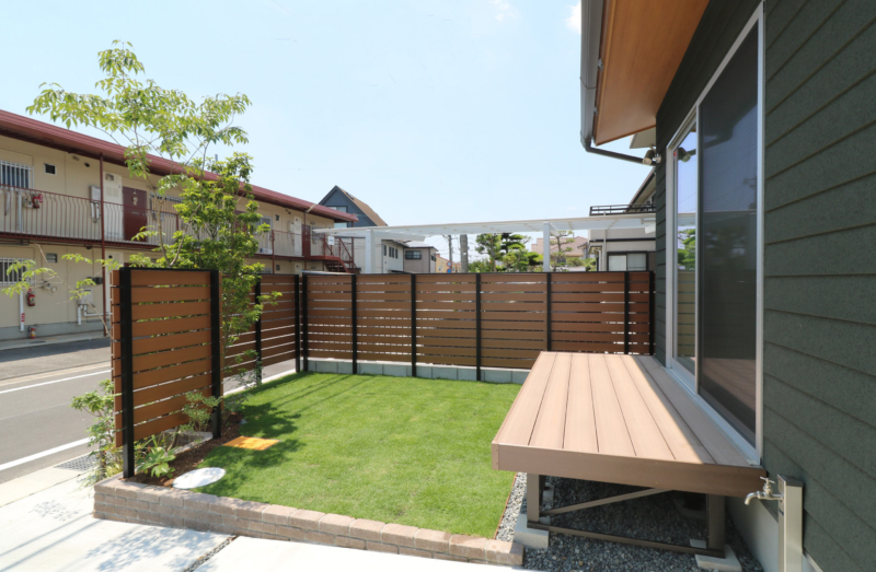岡山市｜芝生とウッドフェンスのある外構
