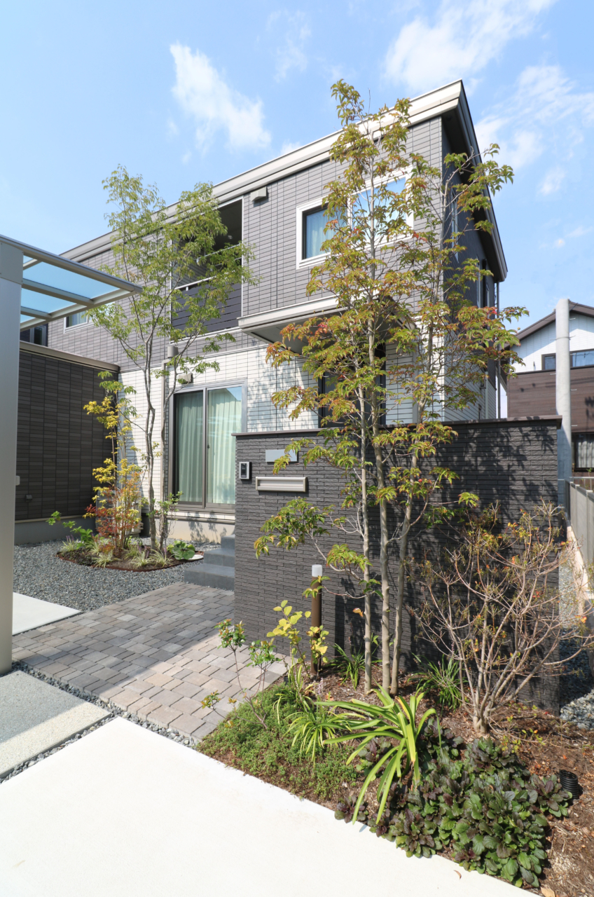 倉敷市｜3台用カーポートと植栽の調和