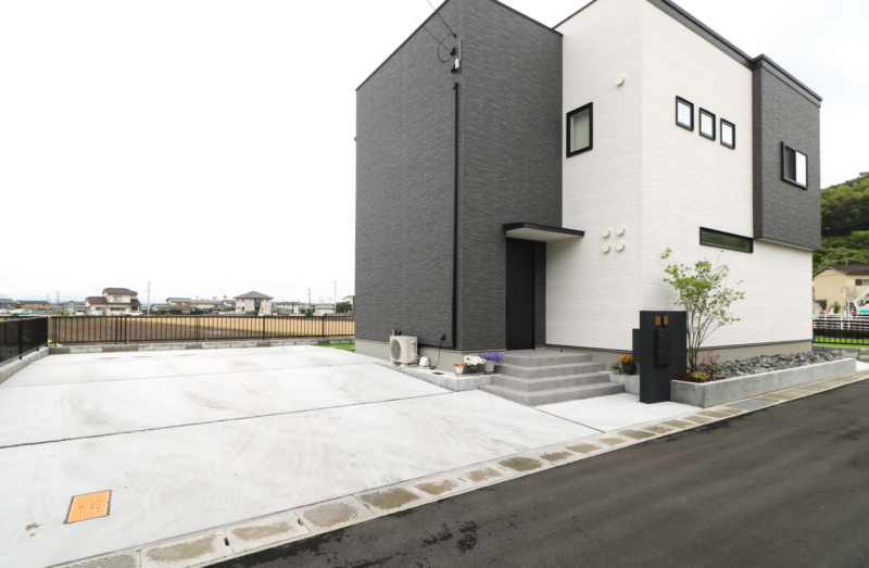 岡山市｜シックなモルタル塗りと植栽