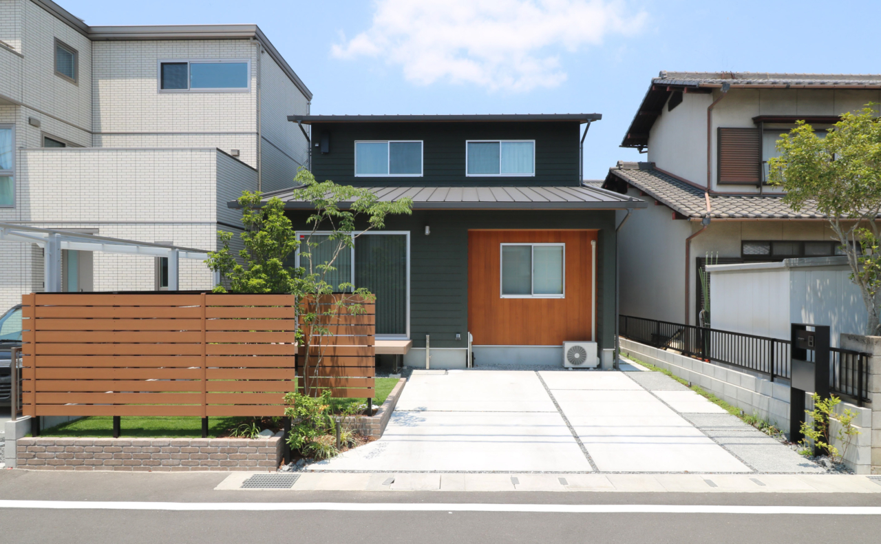 岡山市｜芝生とウッドフェンスのある外構