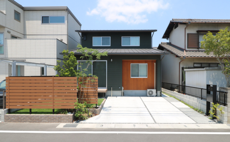 岡山市｜芝生とウッドフェンスのある外構