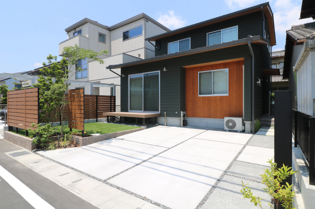 岡山市｜芝生とウッドフェンスのある外構