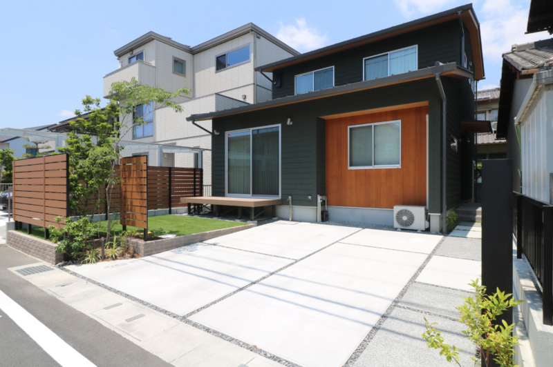 岡山市｜芝生とウッドフェンスのある外構
