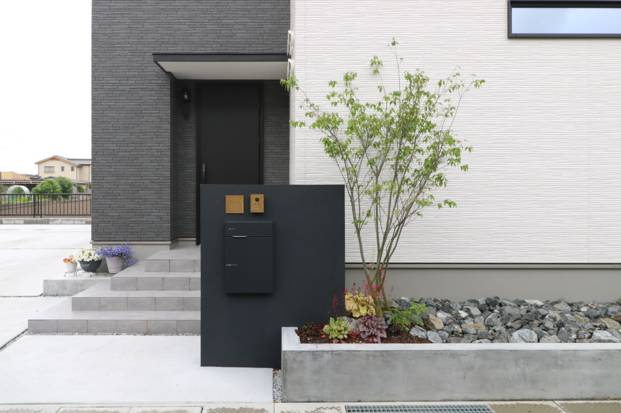 岡山市｜シックなモルタル塗りと植栽