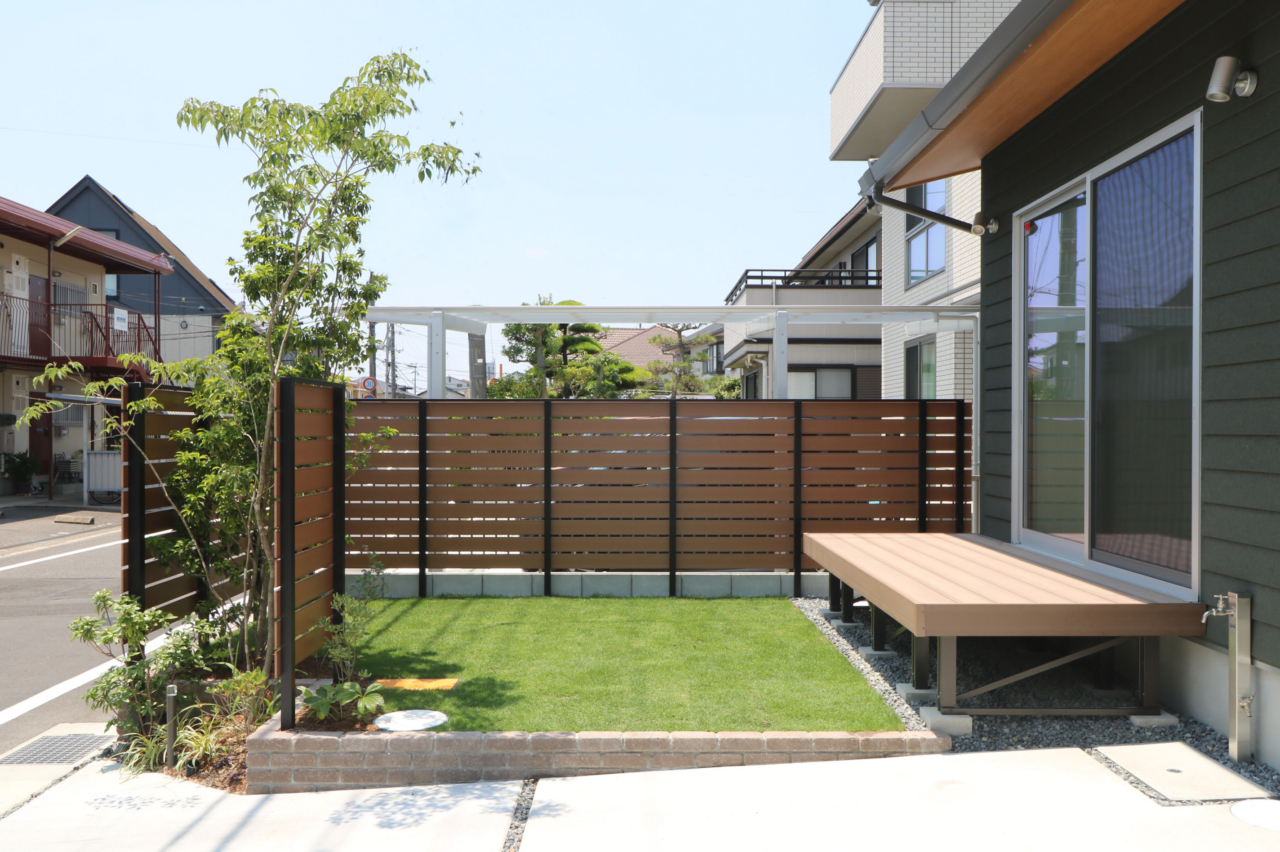 岡山市｜芝生とウッドフェンスのある外構