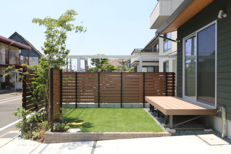 岡山市｜芝生とウッドフェンスのある外構