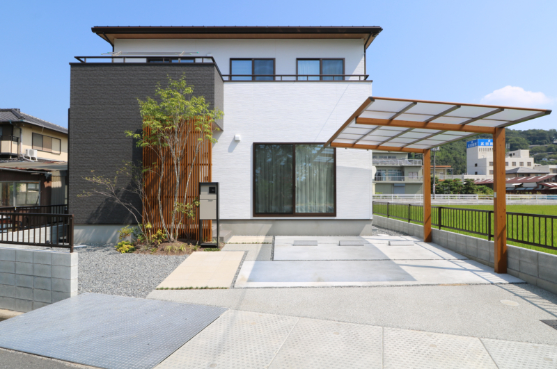 倉敷市｜木調カーポートと植栽で彩る外構