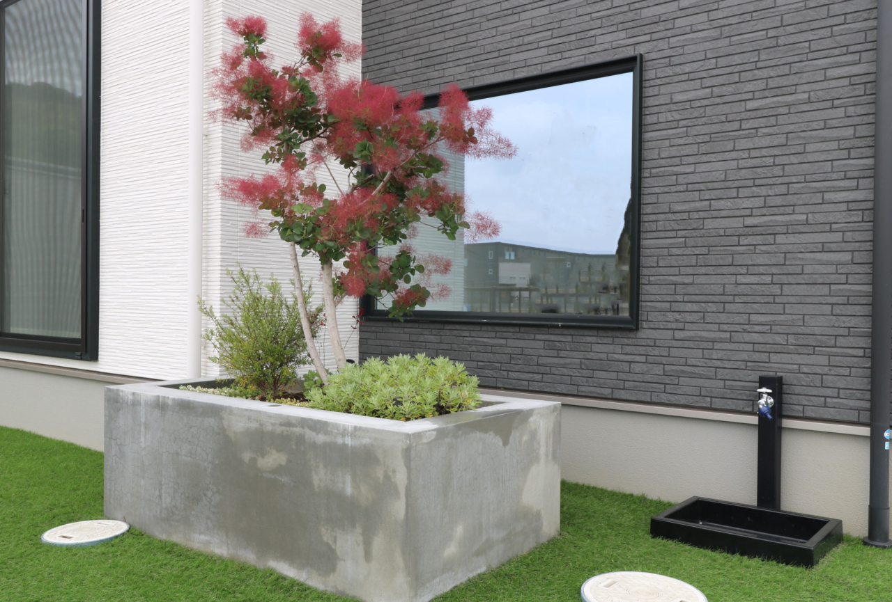岡山市｜シックなモルタル塗りと植栽