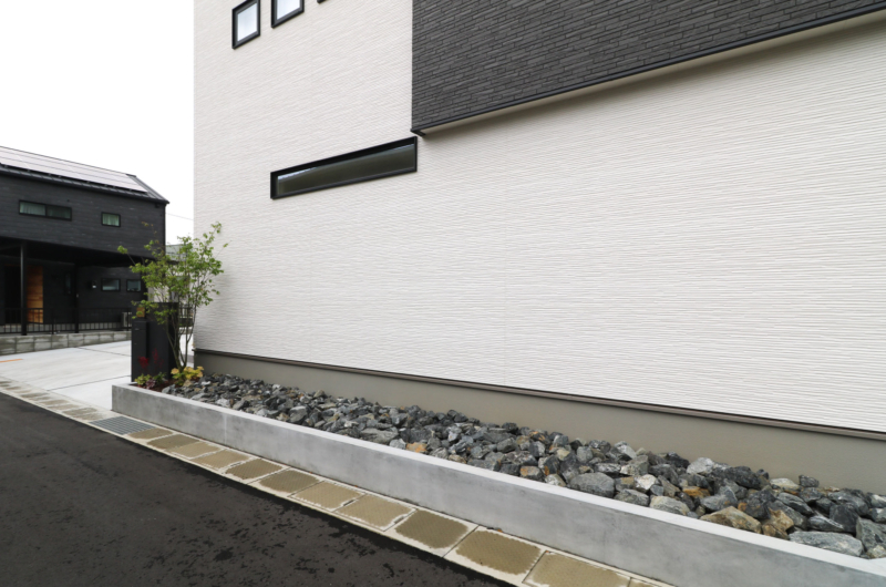 岡山市｜シックなモルタル塗りと植栽