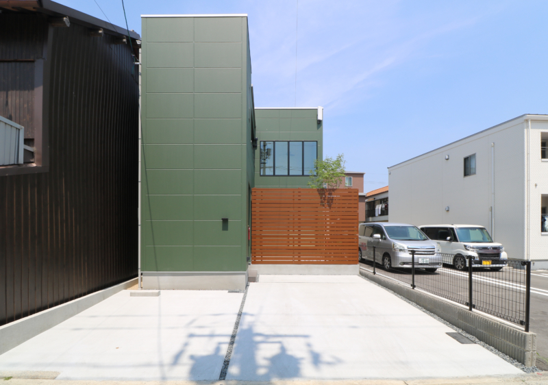 倉敷市｜緑の外壁に映えるウッドフェンス