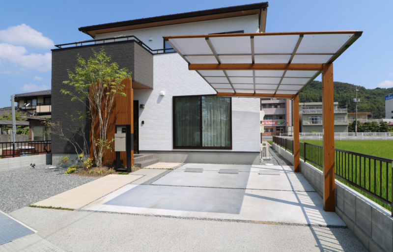 倉敷市｜木調カーポートと植栽で彩る外構