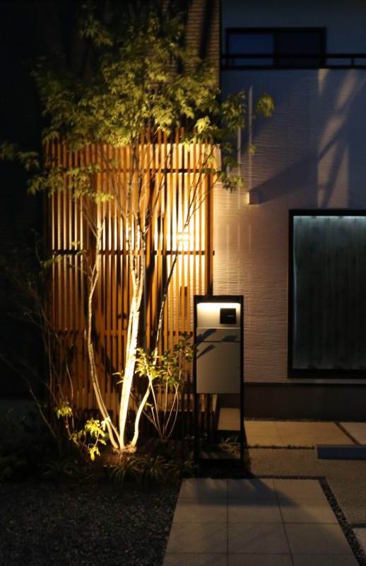 倉敷市｜木調カーポートと植栽で彩る外構