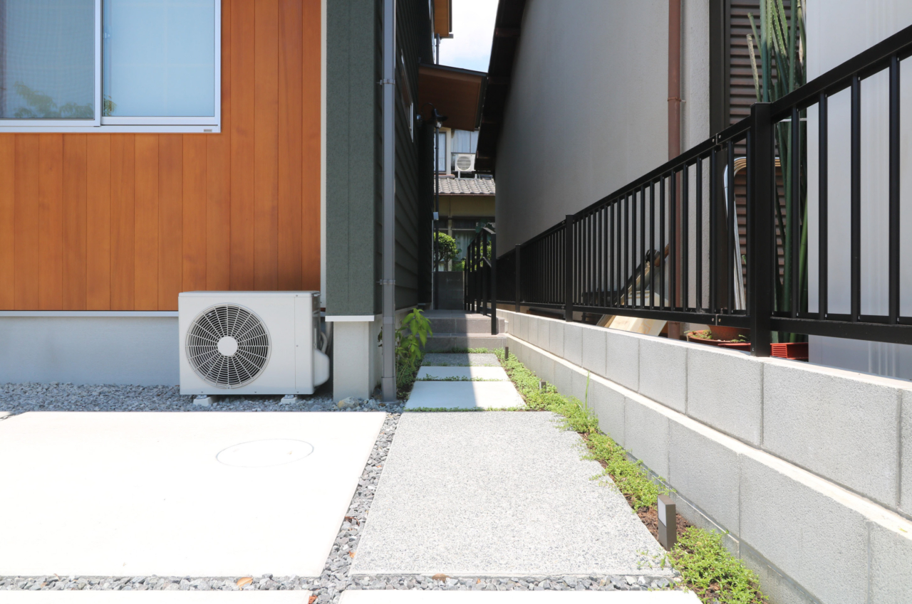 岡山市｜芝生とウッドフェンスのある外構