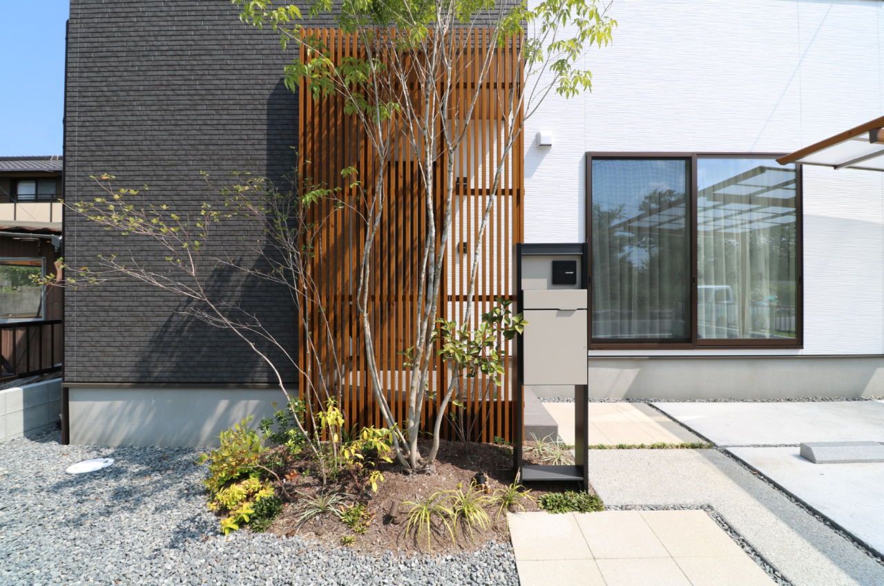倉敷市｜木調カーポートと植栽で彩る外構