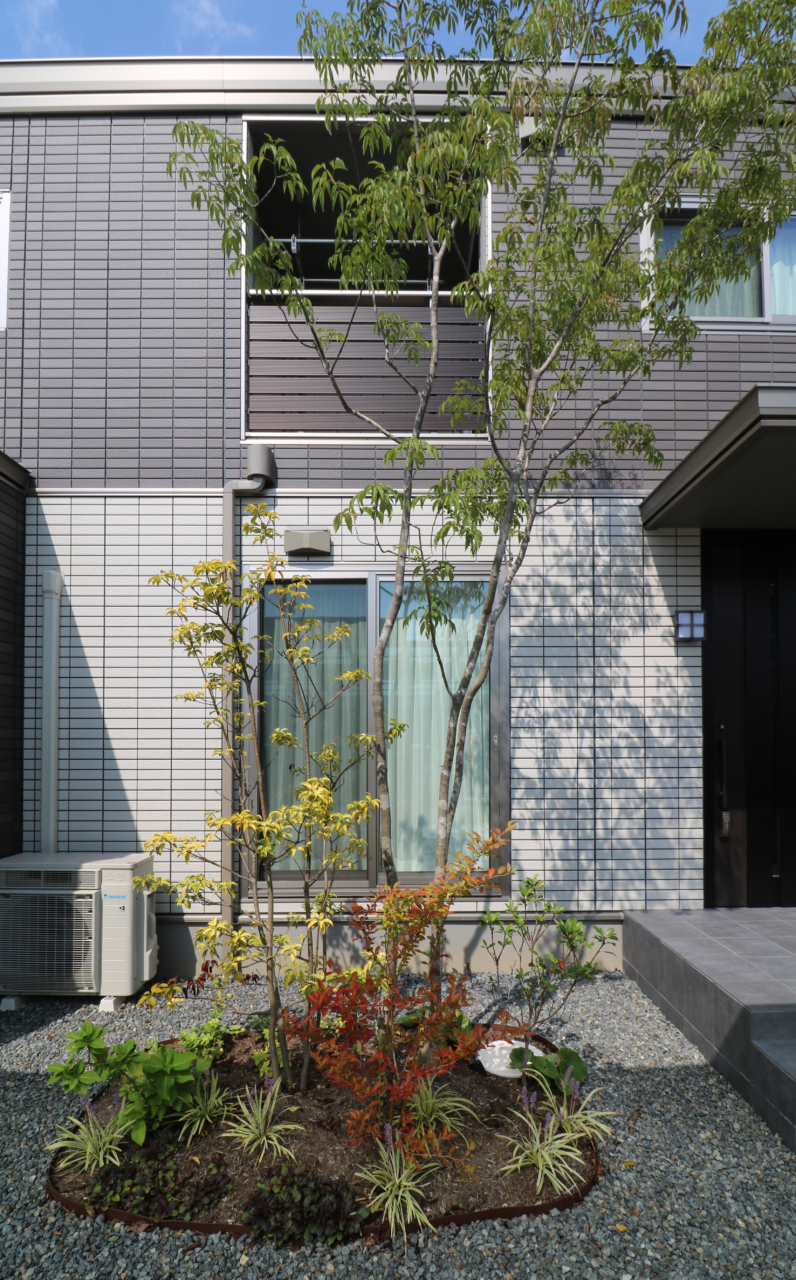 倉敷市｜3台用カーポートと植栽の調和