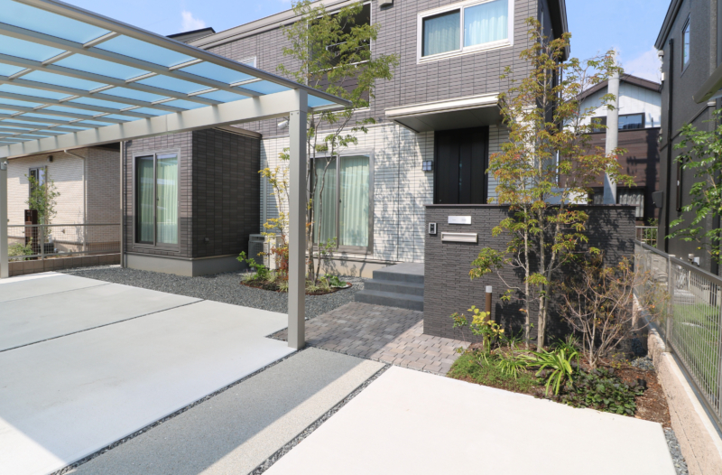 倉敷市｜3台用カーポートと植栽の調和
