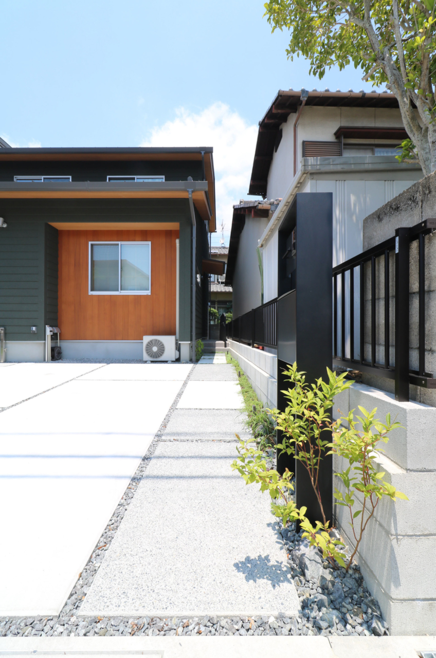 岡山市｜芝生とウッドフェンスのある外構