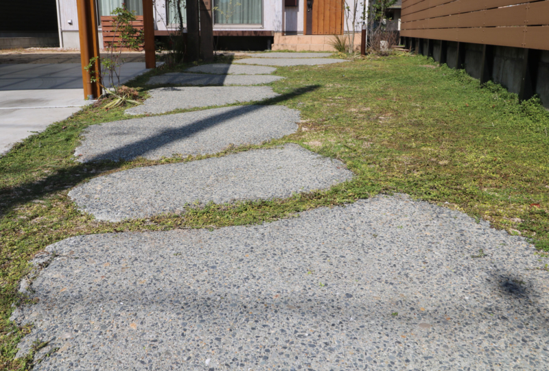 倉敷市｜木調カーポートと植栽の外構