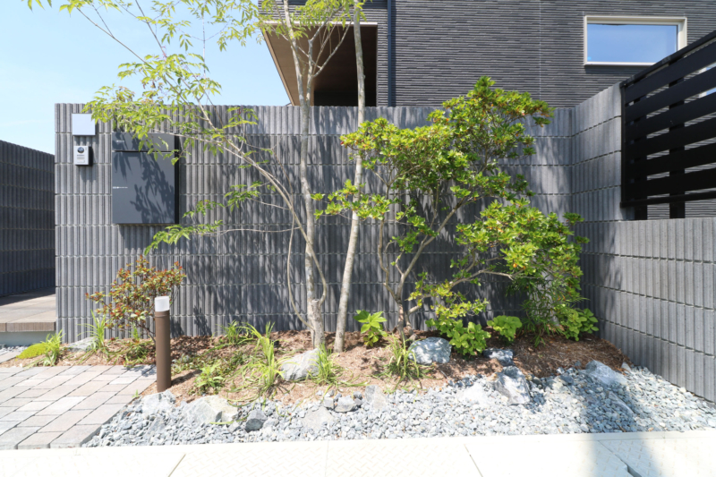 岡山市｜植栽映えるシックな化粧ブロック