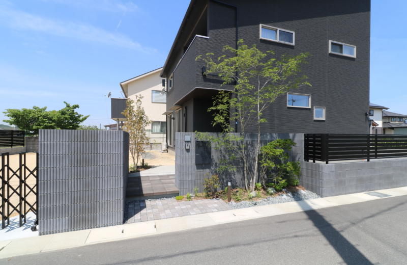 岡山市｜植栽映えるシックな化粧ブロック