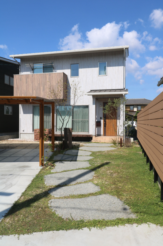 倉敷市｜木調カーポートと植栽の外構