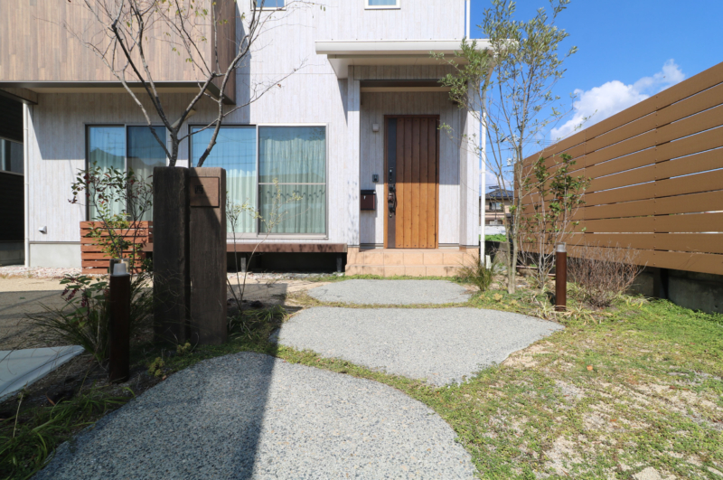倉敷市｜木調カーポートと植栽の外構