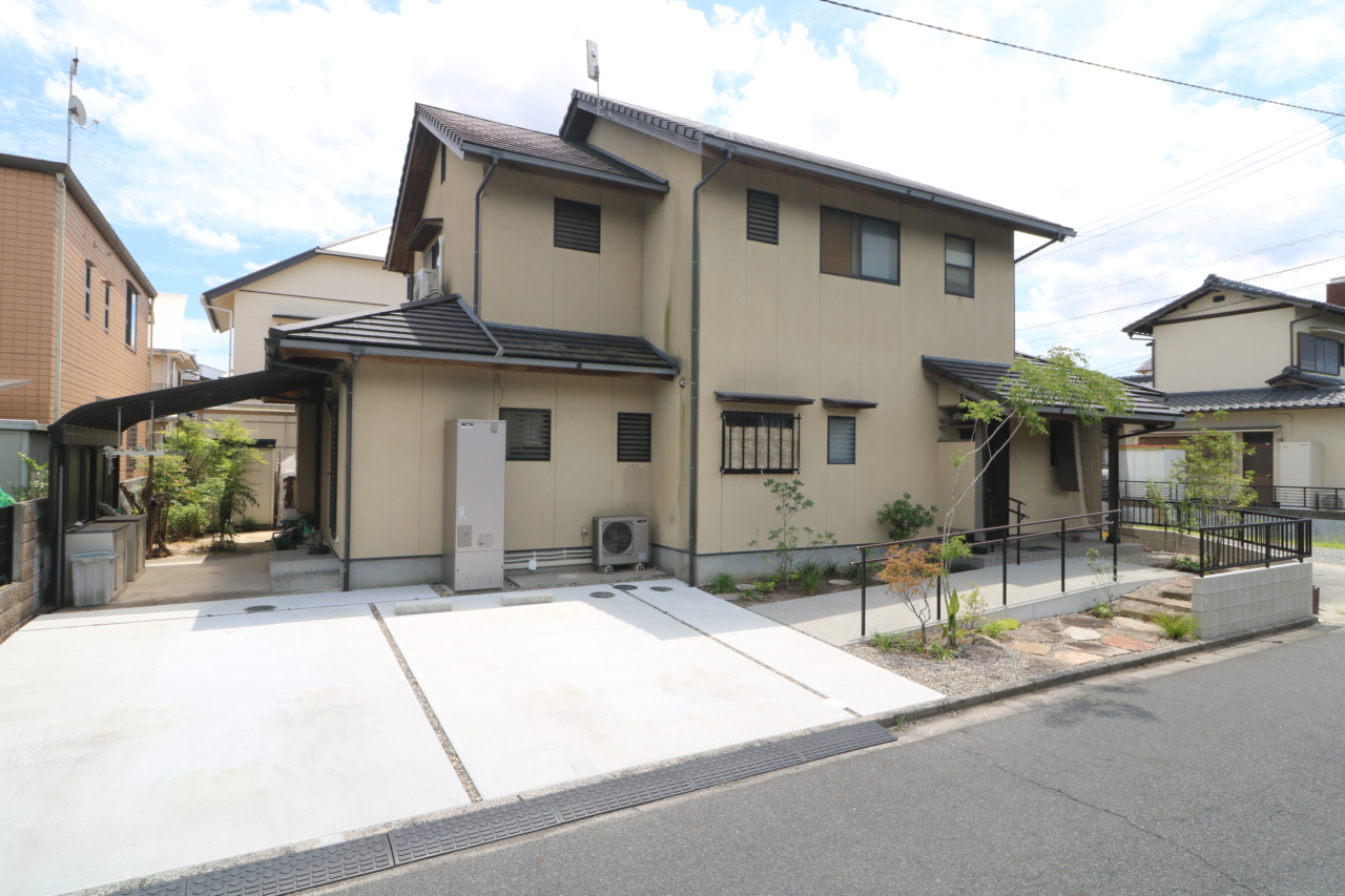 倉敷市｜緑と石の温もりあるスロープ外構