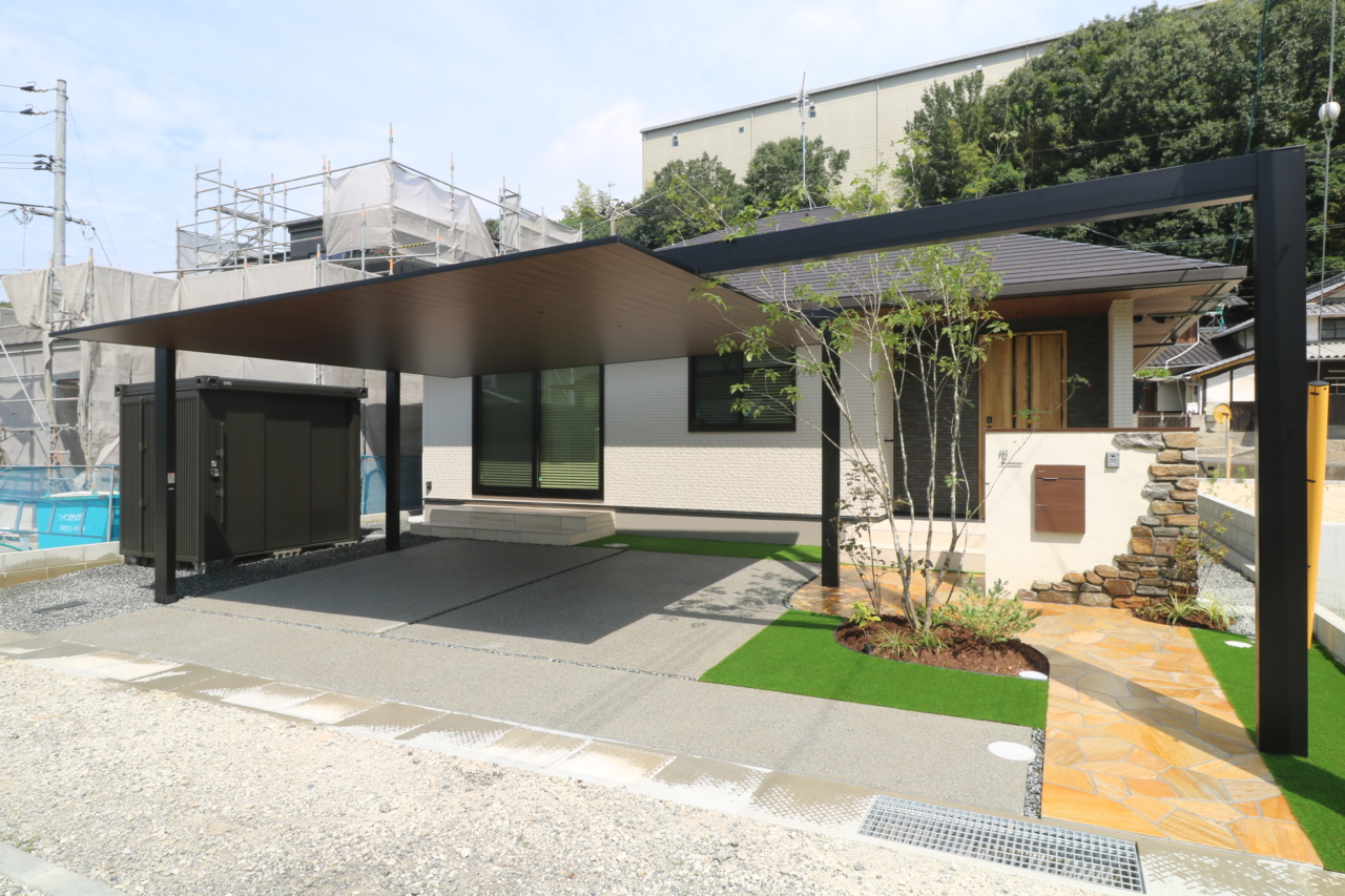 早島町｜大屋根カーポートと植栽の調和