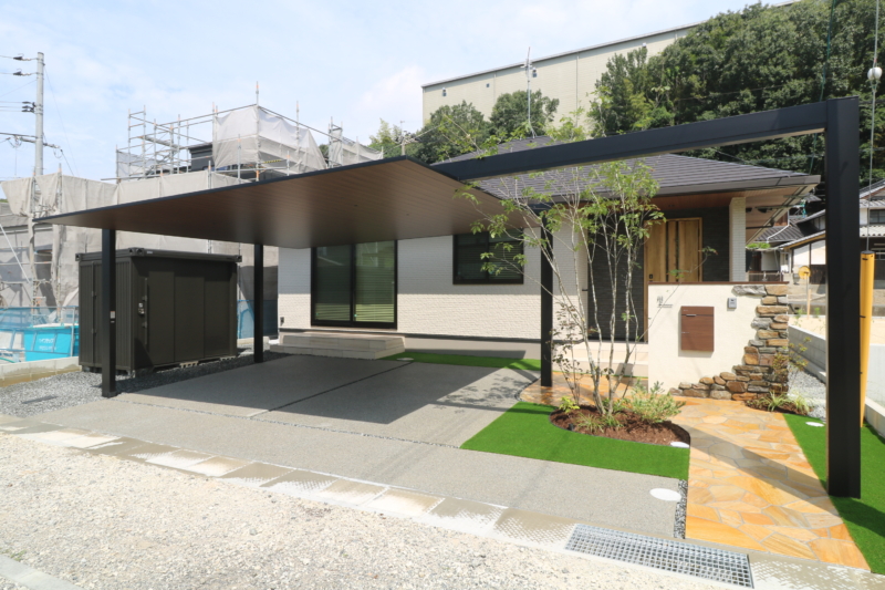 早島町｜大屋根カーポートと植栽の調和