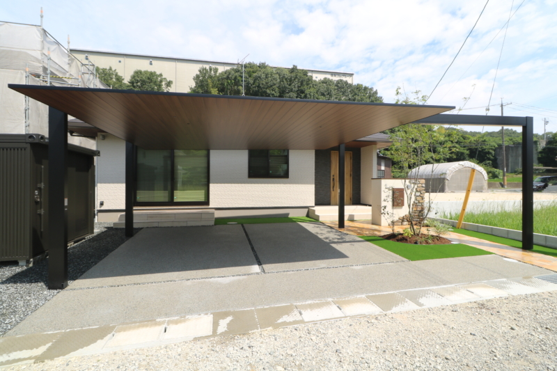 早島町｜大屋根カーポートと植栽の調和