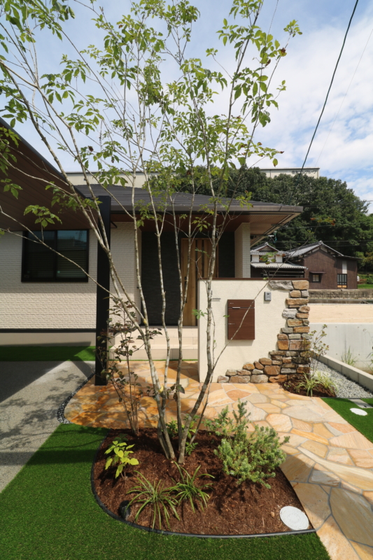 早島町｜大屋根カーポートと植栽の調和