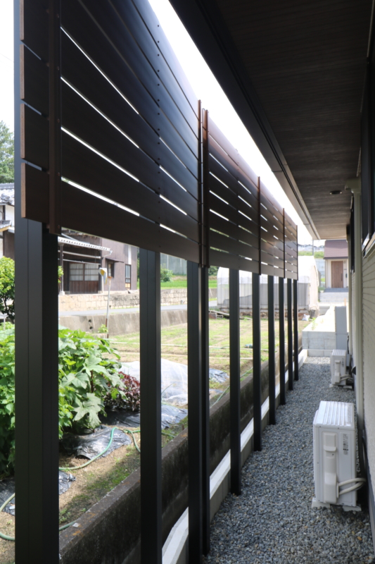 早島町｜大屋根カーポートと植栽の調和