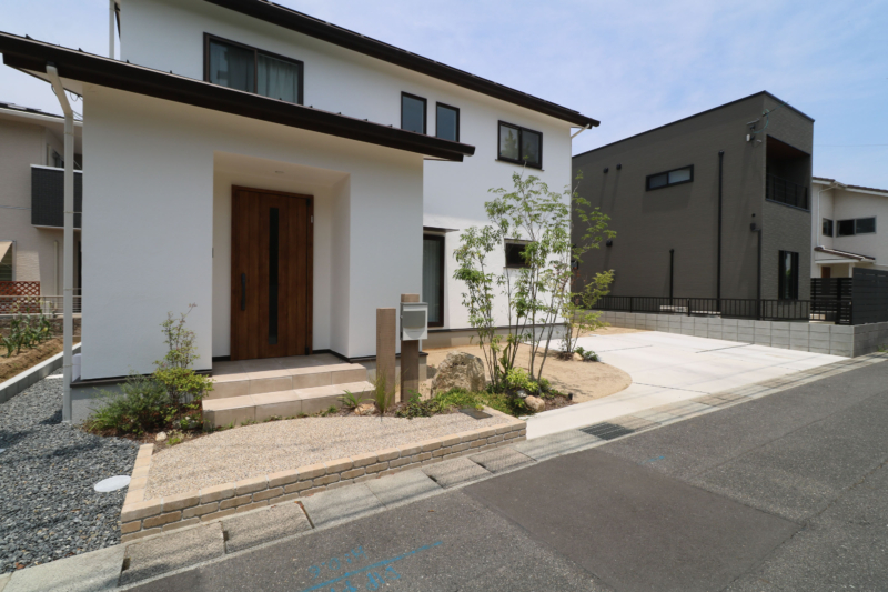 倉敷市｜山石に表札を添えた門周り