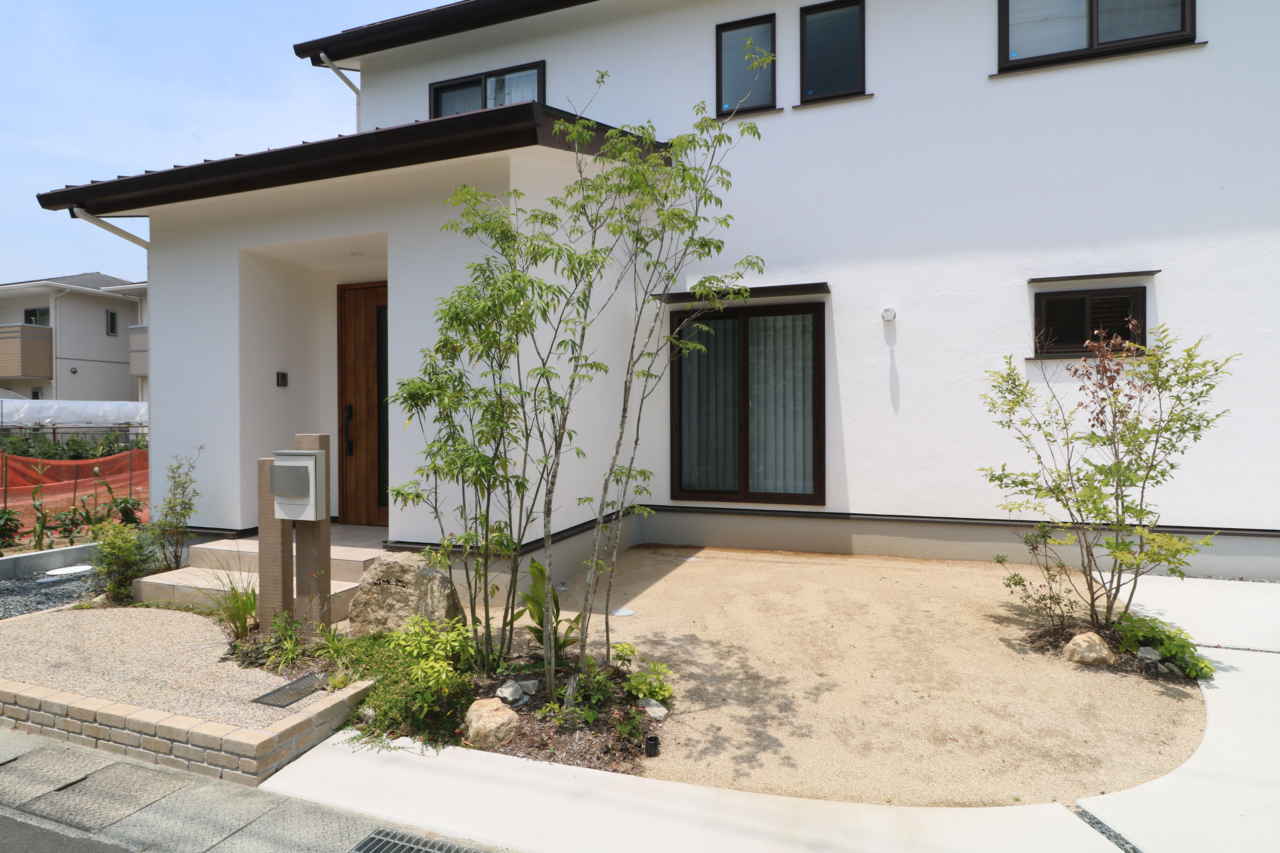 倉敷市｜山石に表札を添えた門周り