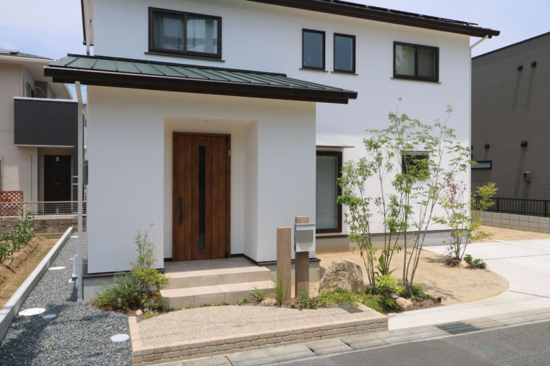 倉敷市｜山石に表札を添えた門周り