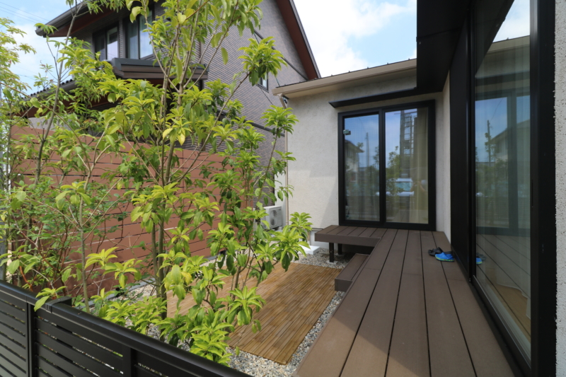岡山市｜天然木のタイルと植栽の庭