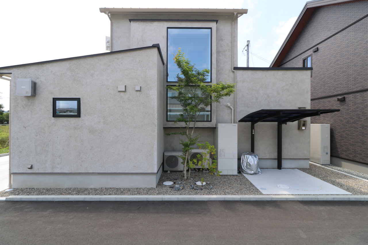 岡山市｜天然木のタイルと植栽の庭