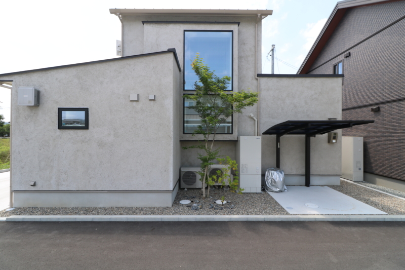 岡山市｜天然木のタイルと植栽の庭