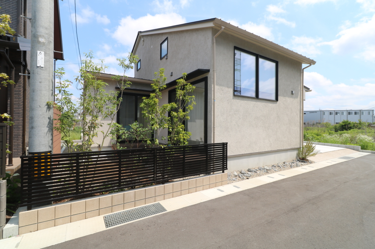 岡山市｜天然木のタイルと植栽の庭