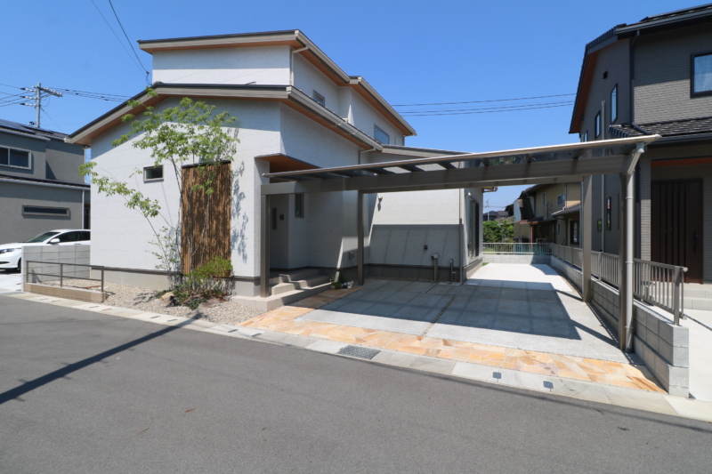 倉敷市｜縦格子と植栽が彩る和モダン外構