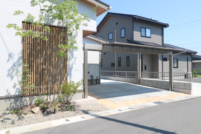 倉敷市｜縦格子と植栽が彩る和モダン外構