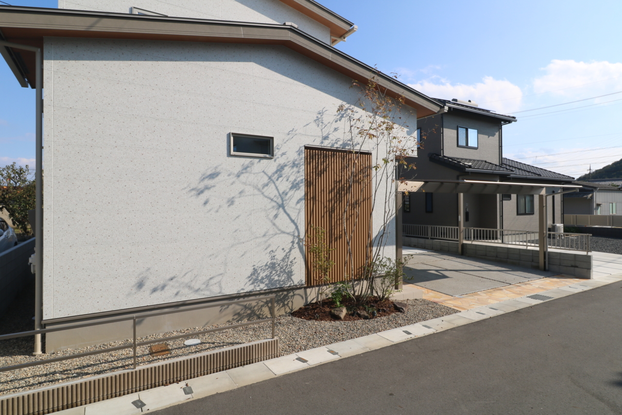 倉敷市｜縦格子と植栽が彩る和モダン外構