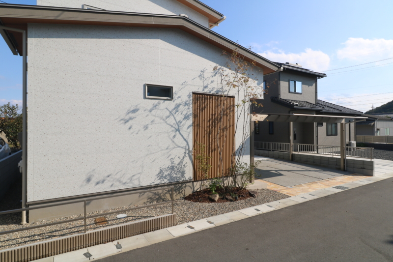 倉敷市｜縦格子と植栽が彩る和モダン外構
