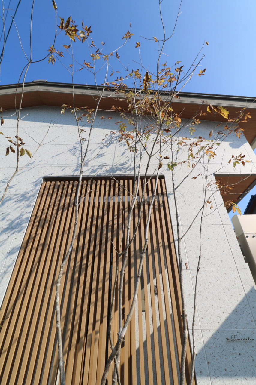 倉敷市｜縦格子と植栽が彩る和モダン外構
