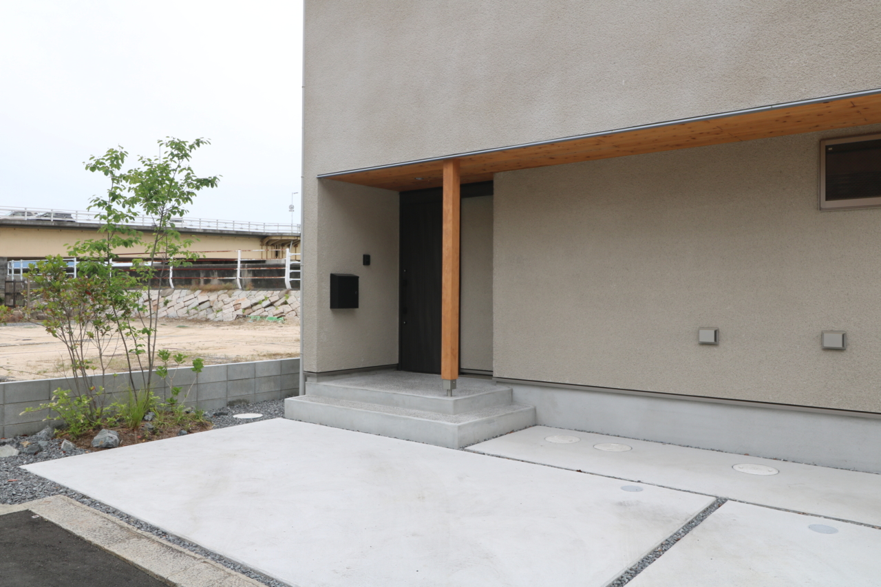 岡山市｜和モダン住宅と緑の外構
